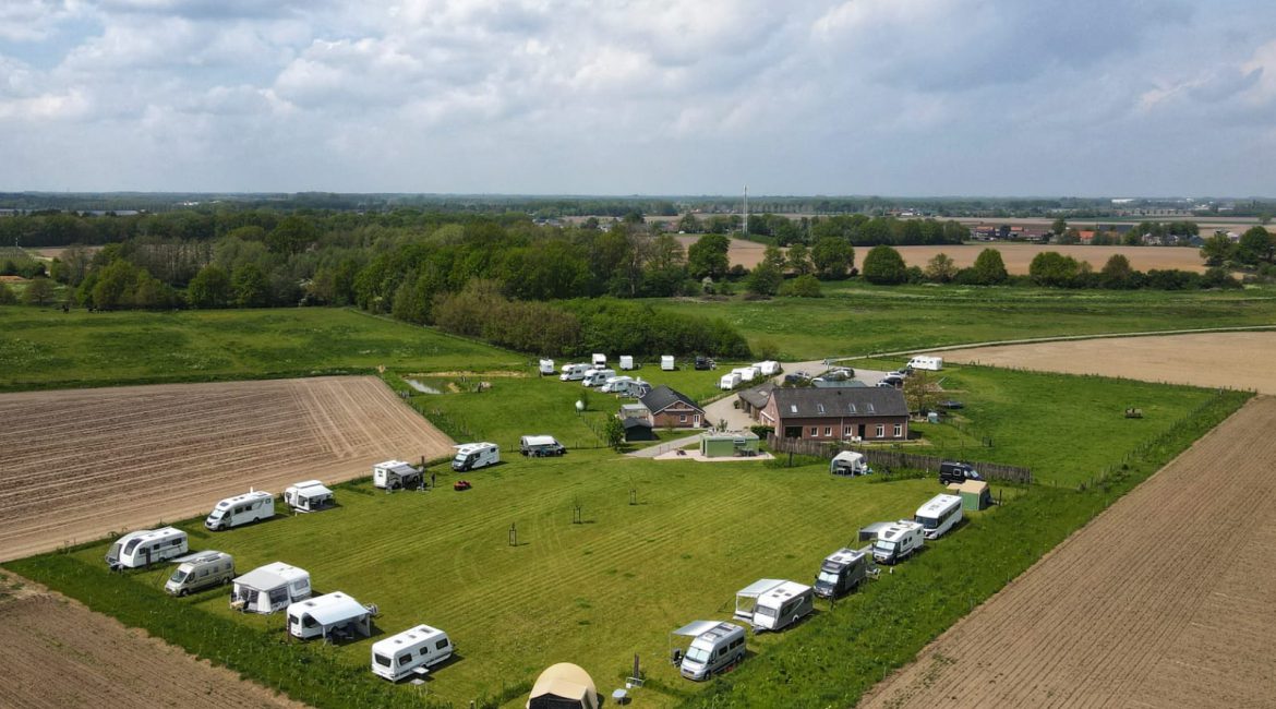 Midden het Maasheggengebied, Camperplaats, Camping en Huisjesverhuur. De Brembroeken