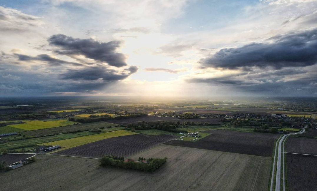 Verblijf op de Brembroeken. Camperplaats, camping, Huisjes en trekkershut midden in het Maasheggengebied