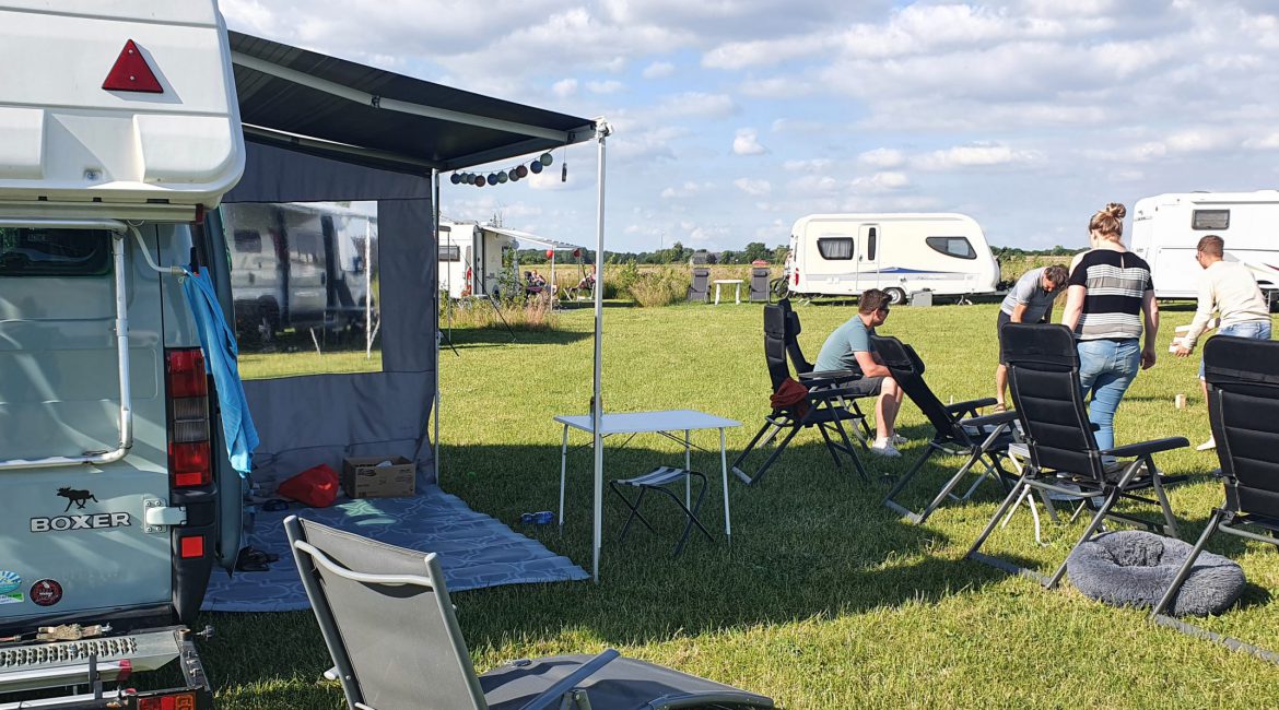 Na een gezellig en druk weekend komt er weer ruimte op Brembroeken, op onze camping, camperplaats en onze huisjes. Midden in het prachtige Maasheggengebied en met pontje de Maas over heerlijk de Maasduinen in