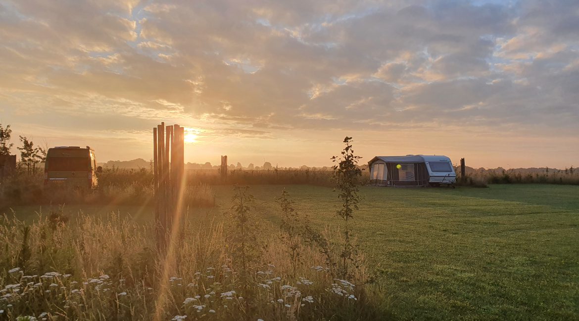 Lekker er nog even uit, Wij zijn het hele jaar open! Camping, camperplaats en huisjes